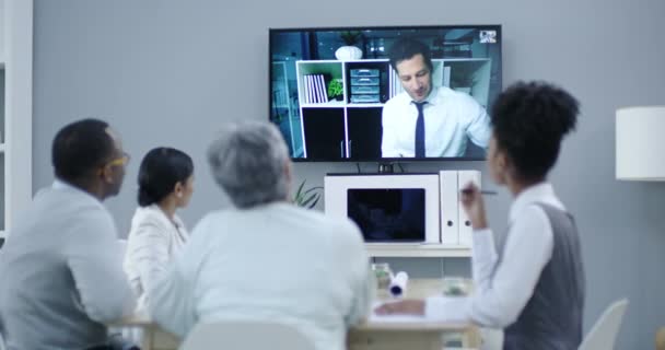 Üzletemberek Videokonferencia Csoportoknak Hallgatás Együttműködés Irodában Üzletember Televíziós Képernyő Webinárium — Stock videók