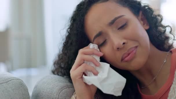Κλαίει Πρόσωπο Καταθλιπτική Και Θλιμμένη Γυναίκα Στον Καναπέ Του Σαλονιού — Αρχείο Βίντεο