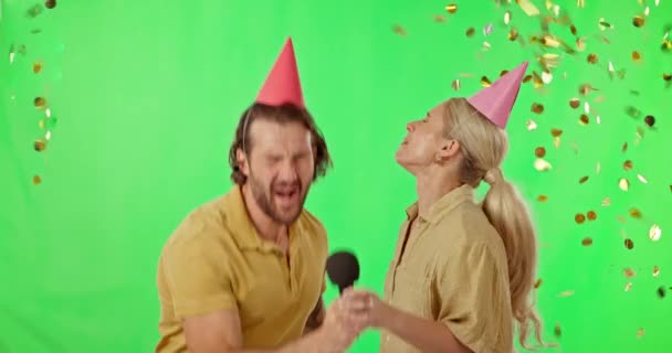 Joyeux Couple Célébration Chant Confettis Sur Écran Vert Pour Événement — Video