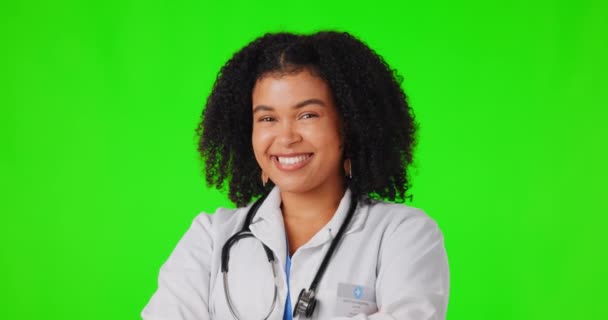 Femme Heureuse Visage Médecin Riant Sur Écran Vert Les Bras — Video