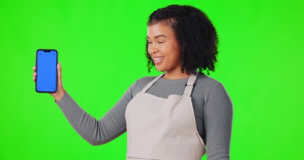 女人和大拇指向上的手机广告造型 彩色键工作室的绿色屏幕背景 为数字产品 营销或促销进行流动展示的女性肖像模型 — 图库视频影像