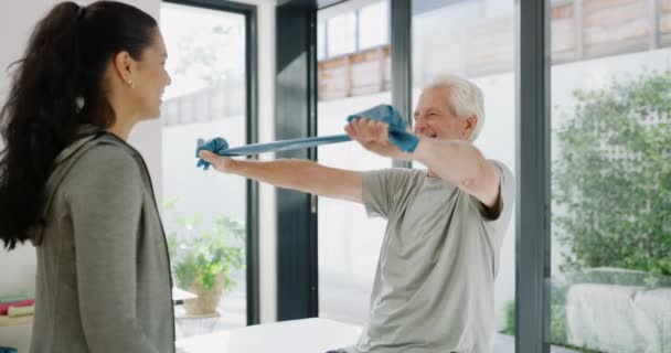 Fitness Band Vrouwelijke Arts Senior Man Oefening Voor Artritis Gezondheidszorg — Stockvideo