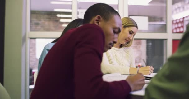 Studie Skrivning College Med Studerende Biblioteket Forskning Læring Projekt Teamwork – Stock-video