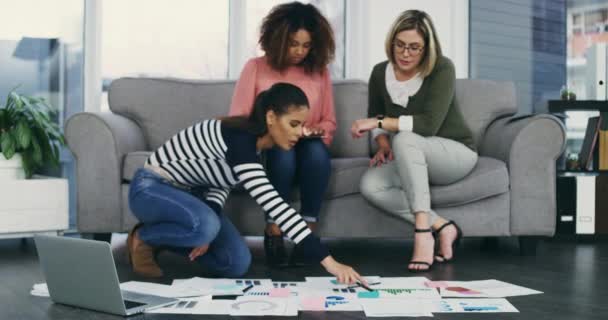プロジェクトの計画ノートとの会議でのペーパーワーク オフィスフロアやビジネスの人々 コラボレーション チームワーク 管理とコミュニケーションと創造的なウェブデザイン計画に取り組む女性 — ストック動画