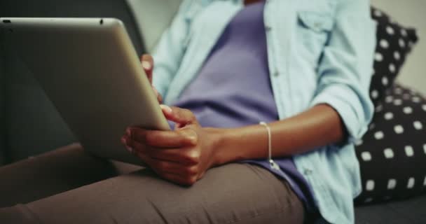Ręce Tablet Kobieta Pisząca Domowej Sofie Dostępem Internetu Zbliżenie Kobiety — Wideo stockowe