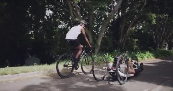 Ciclismo Fitness Bicicletta Adattiva Uomini Parco Sport Inclusivi Fisioterapia Persone — Video Stock