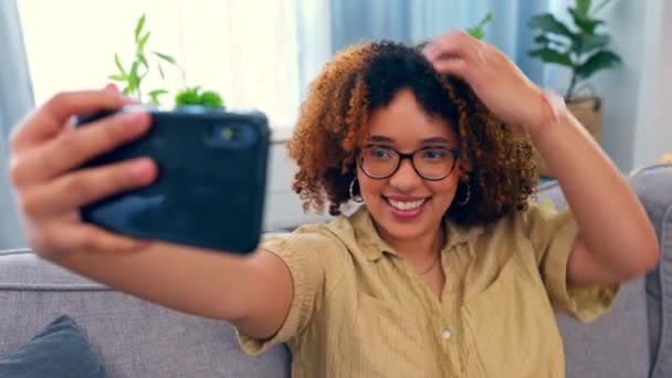 Teléfono Selfie Mujer Negra Con Mano Paz Signo Sofá Feliz — Vídeo de stock