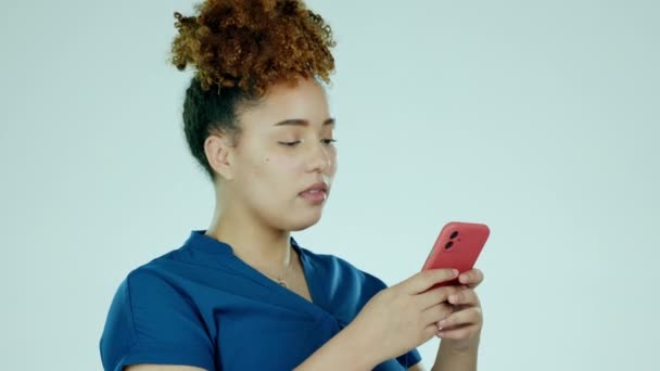 Телефон Сюрприз Победителя Празднование Женщины Студии Изолированы Заднем Плане Успех — стоковое видео