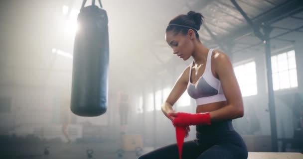フィットネス ボクシングや女性はジムや強力な戦闘機の運動を開始する武道で手を包む キックボクシングワークアウトの準備の戦闘やスポーツ選手でボクサーの訓練を戦うために準備 — ストック動画