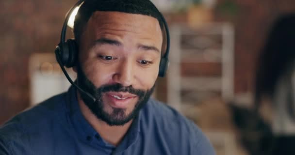 Crm Comunicación Hombre Negro Centro Llamadas Explicando Ayudando Hablando Oficina — Vídeo de stock