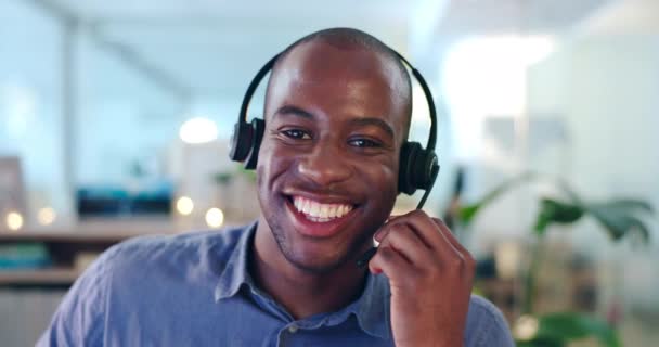 呼叫中心 脸和黑人男子 快乐的代理或咨询电子商务 客户支持或友好的服务台 专业在线职业咨询中信息技术人员的肖像 — 图库视频影像