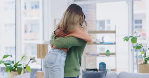Pareja Casa Con Salto Abrazo Vuelta Para Felicidad Amor Emocionado — Vídeos de Stock