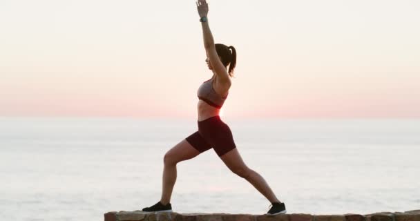 Praia Pôr Sol Mulher Fazendo Exercício Pilates Para Saúde Chakra — Vídeo de Stock
