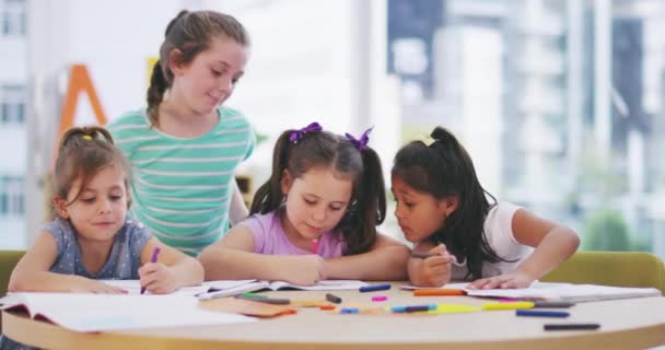 Leren Tekenen Leerlingen Meisjes Kinderen Kleuterklas Samen Onderwijs Kunst Groep — Stockvideo