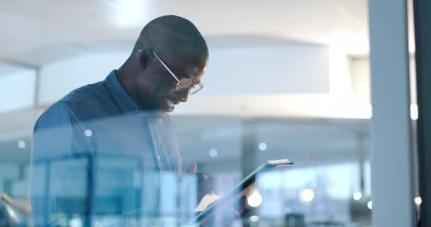 Networking Happy Black Man Office Tablet Voor Web Design Ideeën — Stockvideo