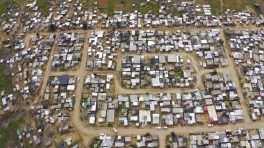 Drone, kasaba ve baraka binaları Güney Afrika 'da, Gugulethu' da ya da açık alanda. Hava manzarası, gecekondular ve bölge, yoksulluk, altyapı ve yoksul köy, sokak veya gecekondu manzarası