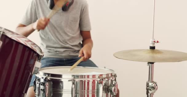 Closeup Homem Bateria Com Prática Música Ruído Com Talento Instrumentos — Vídeo de Stock