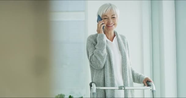 Hogar Ancianos Llamada Telefónica Mujer Mayor Con Andador Sonrisa Comunicación — Vídeos de Stock