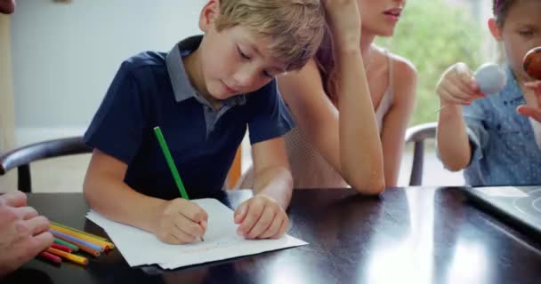Schrijven Kinderen Ouders Leren Met Thuisonderwijs Wetenschappelijke Ondersteuning Hulp Aan — Stockvideo