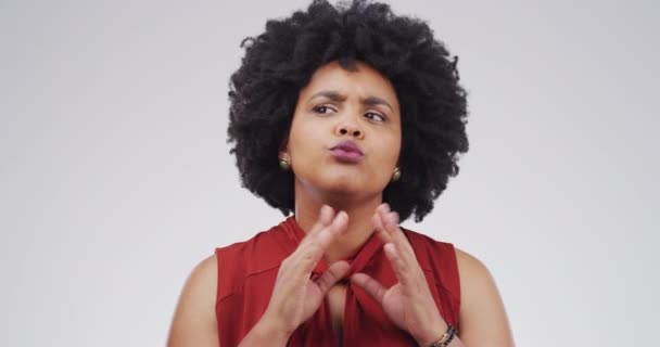 Mujer Confusa Pensante Negra Con Ideas Maqueta Emoji Sobre Fondo — Vídeo de stock