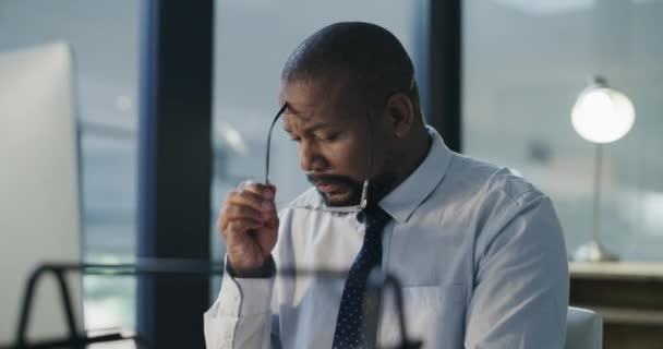 Estrés Cansancio Noche Con Hombre Negro Oficina Por Ansiedad Dolor — Vídeos de Stock
