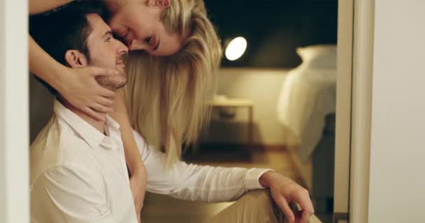浪漫的夫妻和女人在家中客厅里亲吻男人 既性感又性感 有诱惑力 有爱心 晚上或晚上在休息室约会的人亲密 亲吻和热恋 — 图库视频影像