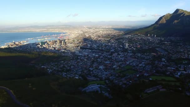 Naturaleza Montañas Ciudad Mar Plano Aéreo Con Cielo Azul Ubicación — Vídeos de Stock