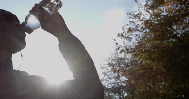 Hombre Está Bebiendo Agua Salud Aptitud Con Descanso Del Entrenamiento — Vídeo de stock