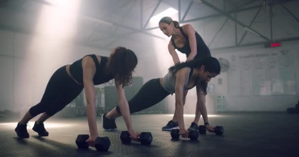 Dumbbell Push Και Γυναίκες Προσωπικό Γυμναστή Γυμναστήριο Για Γυμναστική Άσκηση — Αρχείο Βίντεο