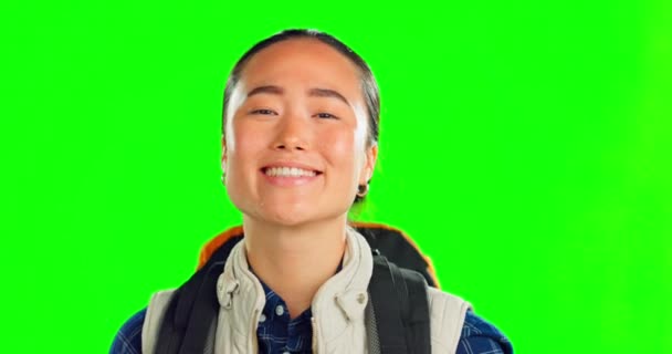 Azjatka Turystyka Plecak Studiu Zielonym Ekranie Uśmiechem Twarzą Lub Szczęściem — Wideo stockowe