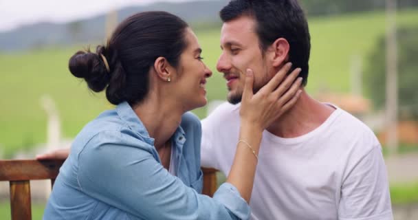 Pasangan Muda Mencium Dan Bersantai Bangku Taman Dengan Cinta Peduli — Stok Video