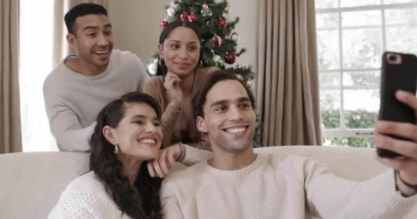 Друзі Група Різдвяні Селфі Дивані Посмішкою Святковим Щасливим Сімейному Будинку — стокове відео