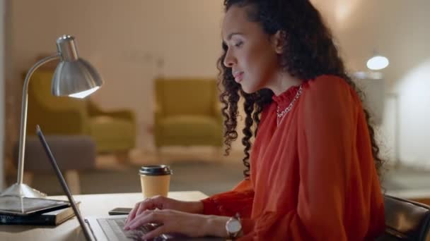 女性従業員のコンピューターの頭痛 ビジネスの女性と夜の作業が燃え尽きて感じている デジタルグリッチ ストレス オフィスでフィンテック政策を書くことで忙しい金融労働者と痛み — ストック動画