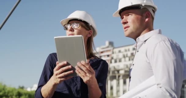 エンジニア デジタルタブレットを持つ男と女 屋外と新しいプロジェクト 開発と会話のための検査 技術と建築とのパートナーシップ 男性従業員と女性監督者 — ストック動画