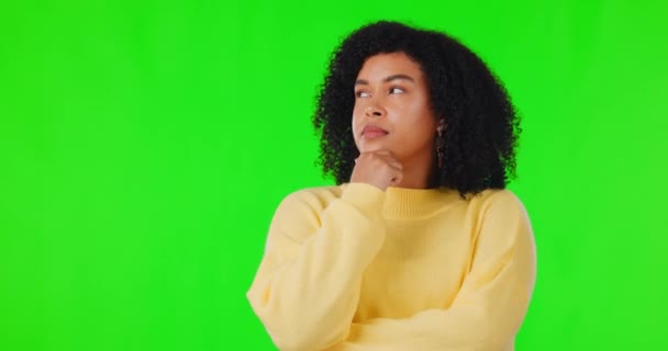 Femme Pensée Visage Sur Écran Vert Studio Avec Question Idée — Video