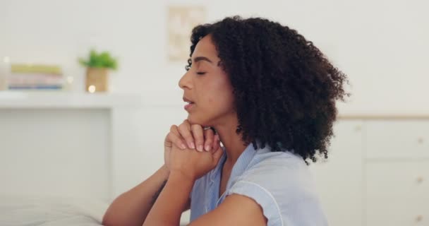 Espérance Nuit Prière Avec Femme Noire Dans Chambre Pour Spiritualité — Video