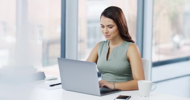 Laptop Surprise Happy Business Woman Online Notification Announcement Smile Positive — Stock Video
