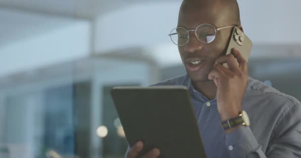 Llamada Telefónica Comunicación Hombre Negro Hablando Con Tableta Para Creación — Vídeo de stock