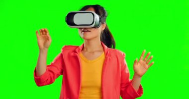 VR gözlükler, yeşil ekran ve stüdyo arka planında izole edilmiş meta-evrensel, fütüristik ya da 3D kullanıcı deneyimi olan kadın. Sanal gerçeklik, yüksek teknoloji ve yaratıcı vizyona, yazılıma veya dijital oyuna sahip kişi.
