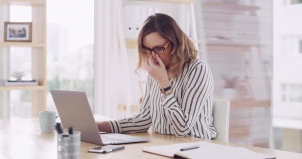 Byznys Žena Stres Bolest Hlavy Nebo Notebook Shořet 404 Závada — Stock video