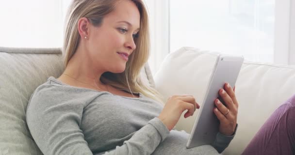 Έγκυος Έρευνα Γυναίκα Στο Tablet Για Δικτύωση Επικοινωνία Μέσα Κοινωνικής — Αρχείο Βίντεο