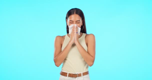 Tissu Nez Soufflé Femme Isolée Sur Fond Bleu Pour Sécurité — Video
