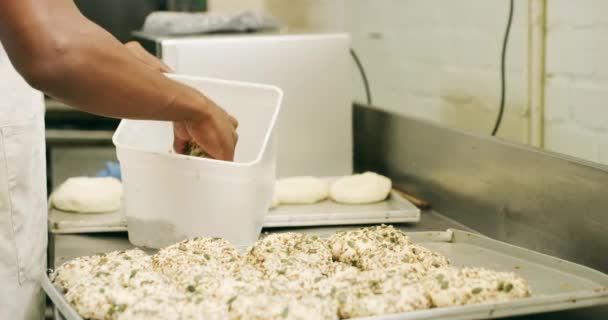 Чоловічі Руки Багельна Упаковка Випічка Ресторані Пекарні Хлібом Кулінарією Шеф — стокове відео