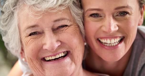 拥抱和与成年子女在一起的老年妇女 笑着和笑着 在周末与人交往和放松 享受退休生活 幸福拥抱女儿的老年母亲的家庭 女性和肖像 — 图库视频影像