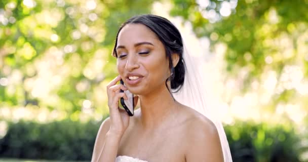 Nevěsta Svatba Venkovní Telefonát Mluvení Nebo Zábavný Rozhovor Parku Létě — Stock video