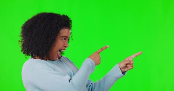 Žena Ukazující Prstem Smějící Zelené Obrazovce Pro Reklamu Oznámení Nebo — Stock video