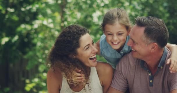 Rodzina Park Rodzice Przytulają Dziecko Dla Więzi Jakości Czasu Relaksu — Wideo stockowe