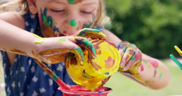 Παιδί Πρόσωπο Ζωγραφική Και Παίξει Εξωτερικούς Χώρους Διασκεδάζοντας Και Χαρούμενος — Αρχείο Βίντεο