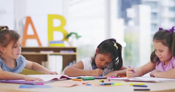 Onderwijs Creatieve Meisjes Studenten Samen Stellen Hun Boeken Door Een — Stockvideo