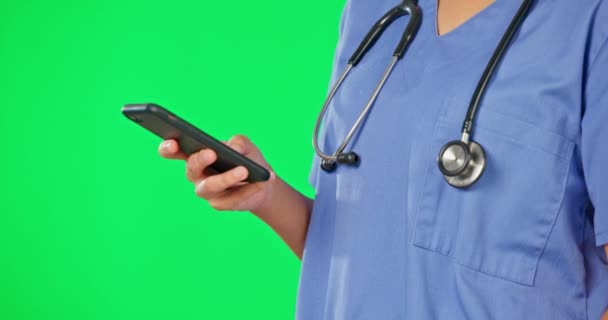 携帯電話 緑の画面とモバイル通信とテキストを持つスタジオで看護師の女性の手 病院やクリニックの従業員のWebチャットやソーシャルメディアのスクロール上の女性 医療や労働者 — ストック動画